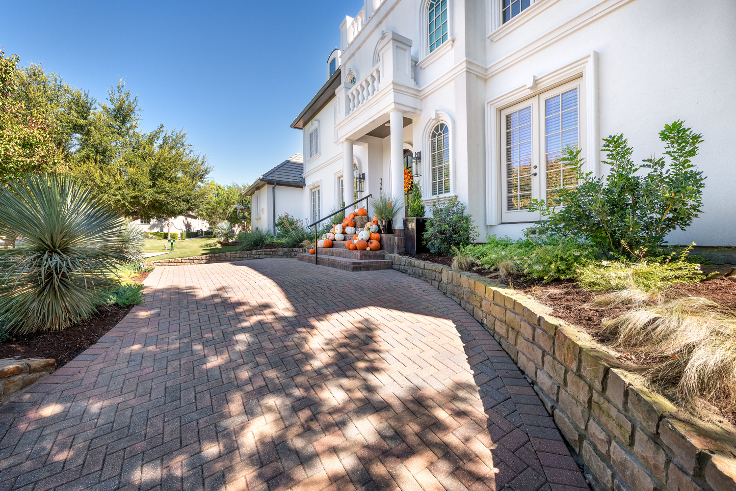 Driveway ideas with stone retaining wall